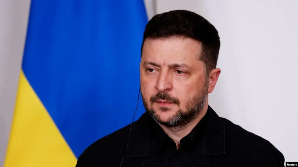 Президент Украины считает, что возможное прекращение огня может быть тактическим манёвром Москвы для обеспечения безопасности парада, но при этом поддерживает инициативы, защищающие гражданских и способствующие обмену пленными.