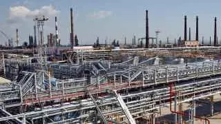 Из-за атак дронов приостановлена переработка нефти на Туапсинском, Новокуйбышевском, Саратовском и Киришском НПЗ, а также на заводе «Нижегороднефтеоргсинтез», что уже влияет на поставки топлива и биржевую торговлю.