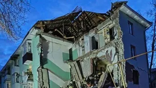 В Сызрани во время ночной атаки украинских беспилотников дрон попал в многоэтажный дом и вызвал частичное обрушение подъезда, из-под завалов спасены люди, одновременно удары и работа ПВО фиксировались сразу в нескольких регионах России.