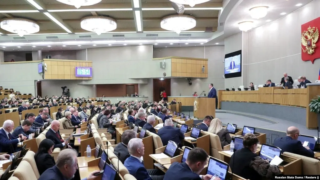 Законопроект расширяет возможности привлечения к административной ответственности россиян за рубежом и допускает арест их имущества по решению суда при ряде правонарушений.