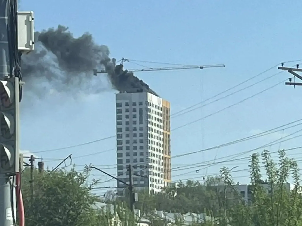 В недостроенной высотке в микрорайоне «Шлаковый» вспыхнул пожар. Над крышей здания поднялся столб чёрного дыма.