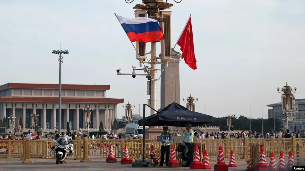 Поздно вечером во вторник президент России Владимир Путин прибыл в Китай. В программе — российско‑китайские переговоры на высшем уровне; основной рабочий день запланирован на 20 мая.