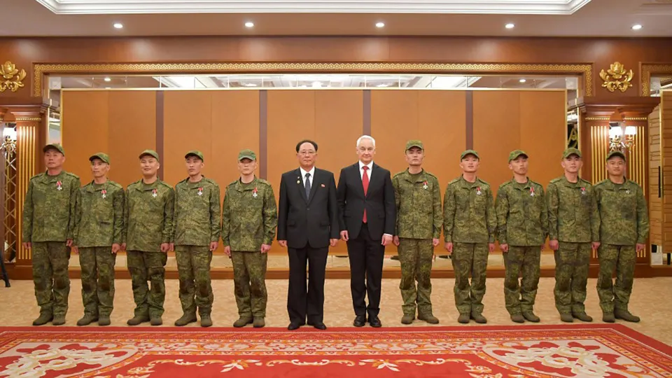 При открытии нового военного музея в Пхеньяне были продемонстрированы фотографии, на которых российский лидер вручает госнаграды северокорейским военным, якобы участвовавшим в боях в Курской области. По анализу записи трансляции церемонию датируют 3 декабря 2025 года.