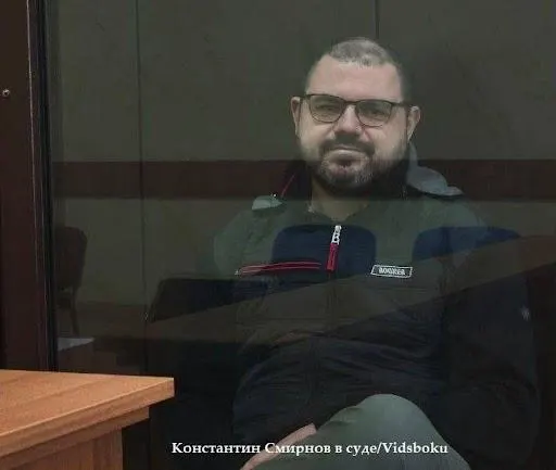 В Рязани начался судебный процесс по делу Константина Смирнова, которого обвиняют в вымогательстве 300 тыс. рублей. Сам он отрицает вину, указывает на отсутствие угроз в переписке — таков вывод экспертизы института ФСБ — и считает преследование связанным с его оппозицией муниципальной реформе.