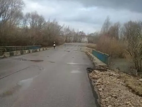 Уровень паводка снижается: в Рыбновском районе вновь разрешили движение по мосту у деревни Валищево.