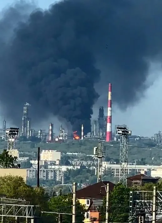 Ночью беспилотники атаковали несколько регионов: в Сызрани погибли двое, в Белгородской области ранены трое. Сообщается о пожаре на Сызранском НПЗ; Минобороны заявляет о перехвате 121 беспилотника.