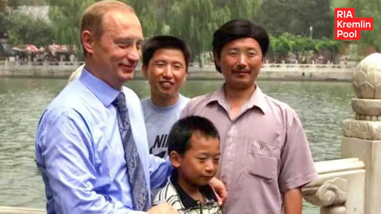 Президент увиделся с человеком, с которым был сделан снимок во время поездки в 2000 году. Мужчина вырос, стал инженером и учился в Москве.