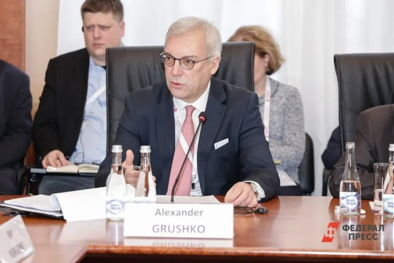 Замминистра иностранных дел Александр Грушко предупредил, что любые попытки НАТО блокировать или применять силу против Калининградской области обернутся серьёзными последствиями; он также отметил рост военной активности в Балтийском море и назвал захват региона нереалистичным.