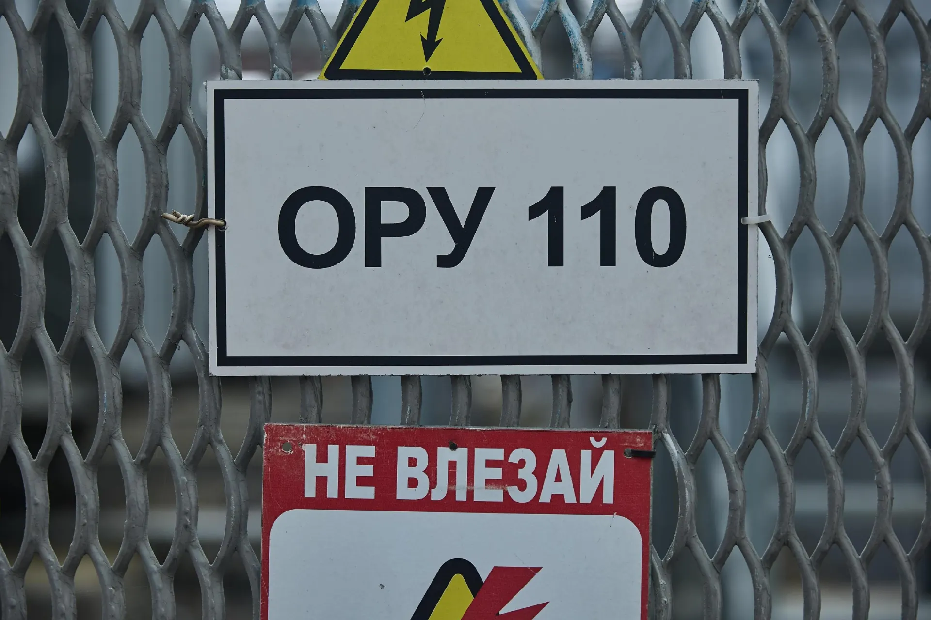 В Рязанской области рецидивист попытался вывезти трансформаторную подстанцию вместе с бытовой постройкой. Попытку пресёк бдительный сотрудник энергетической службы.