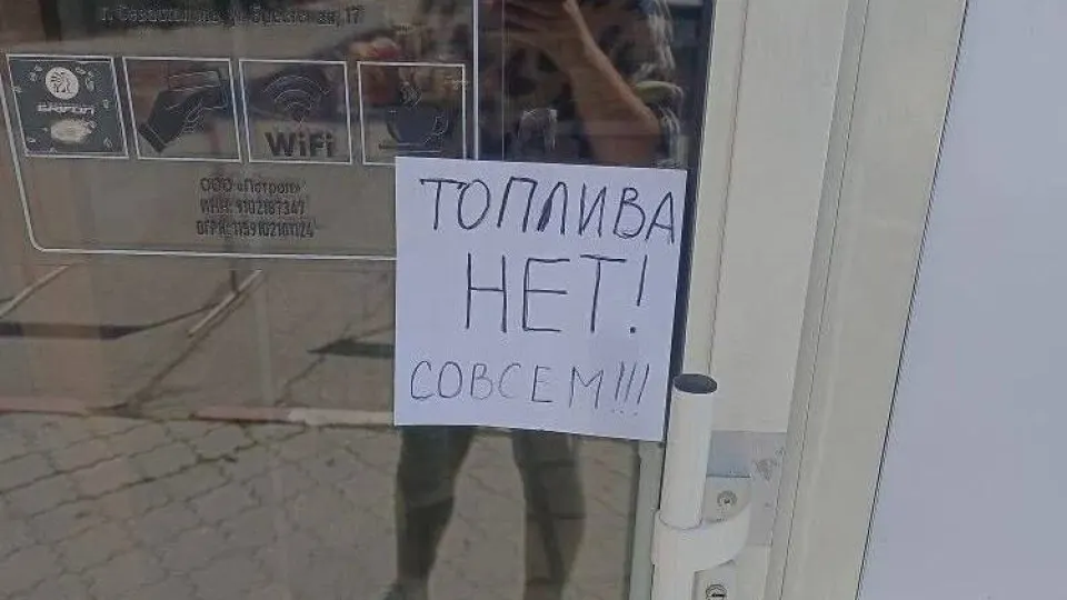 Власти Крыма с 31 мая вводят талоны на бензин АИ‑95 и ограничение продаж АИ‑92 до 20 литров на транспорт из‑за перебоев в поставках топлива после ударов по НПЗ и нарушений логистики; обещают нормализовать ситуацию в течение 30 дней.