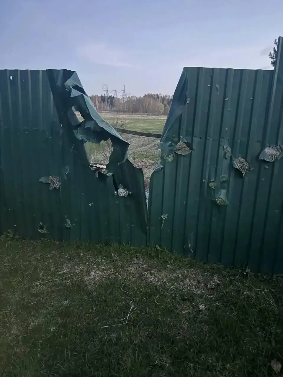 В Волоколамском округе погиб 77‑летний мужчина после удара беспилотника. В Подмосковье заявили о шести сбитых дронах, в Ленобласти — около 60; в Приморске после отражения атаки произошёл пожар в порту, последствия ликвидированы.