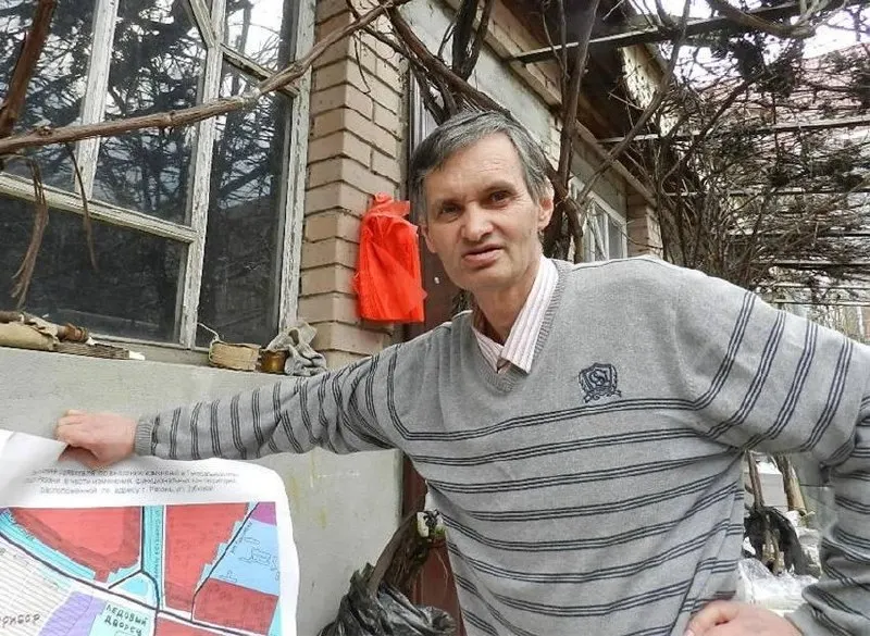 На 71‑летнего Андрея Петруцкого возбудили уголовное дело по статье о клевете с использованием интернета — претензии связаны с публикацией о строительстве на месте бывшего шпалозавода и данных лабораторных испытаний.
