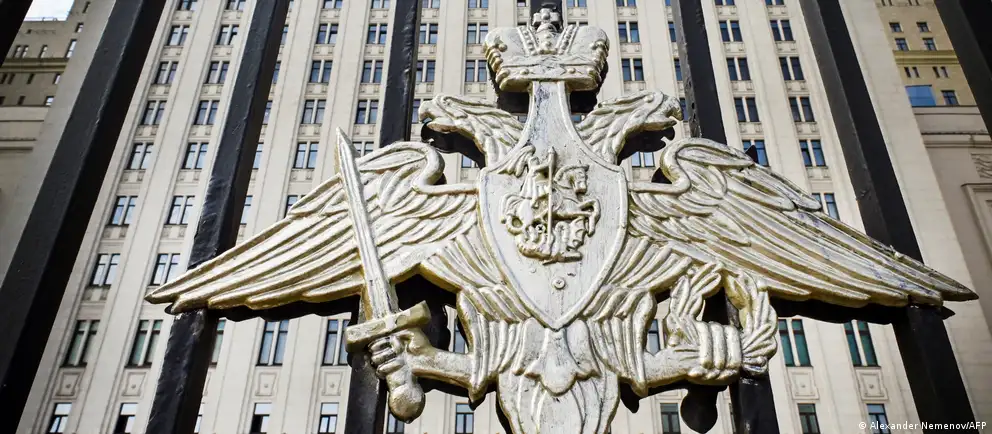 Минобороны объявило одностороннее перемирие на период празднований 8–10 мая, но предупредило об «адекватном ответе» в случае его нарушения и пообещало возможность удара по центру Киева; населению рекомендовано покинуть город.
