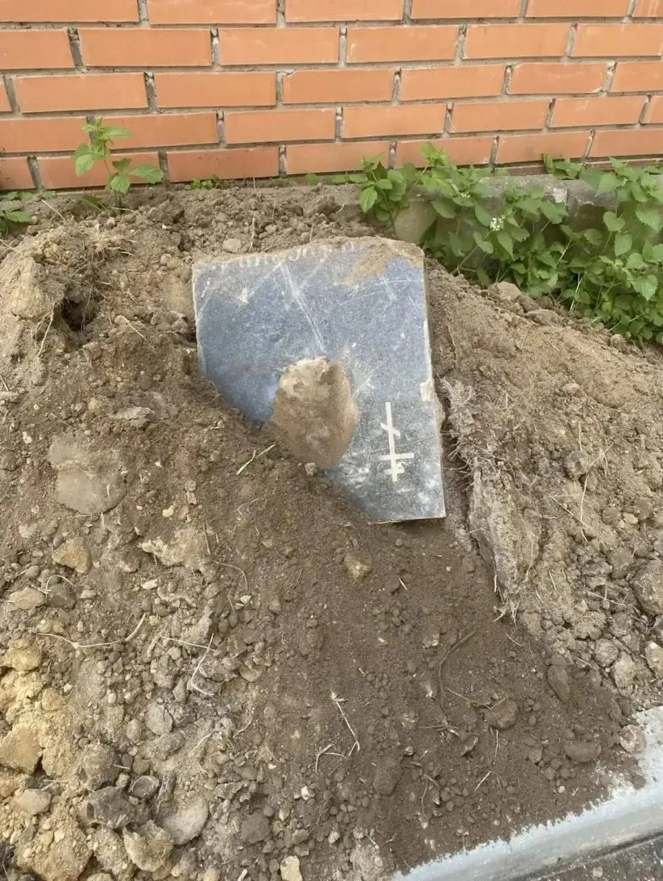 Жители на улице Красного Маяка обнаружили у детской площадки грунт с обломками надгробий, плиткой и частями ткани. Местные власти пока не прокомментировали ситуацию.
