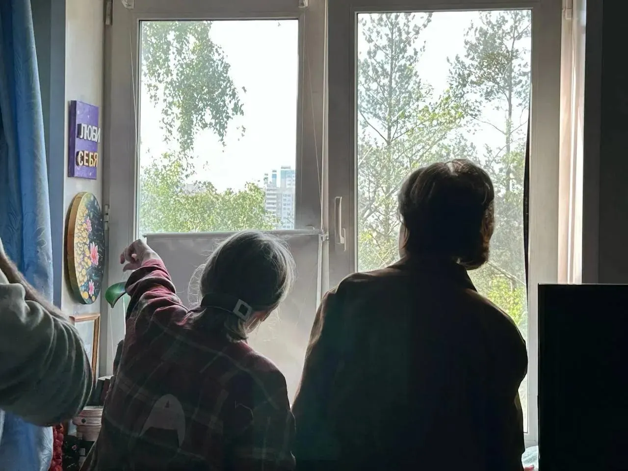 Ночной удар беспилотников по Московской области: в Химках дрон врезался в частный дом — одна погибшая, ещё один человек госпитализирован; также пострадали многоквартирный дом и другие населённые пункты Подмосковья. По стране за ночь сбито 555 БПЛА.