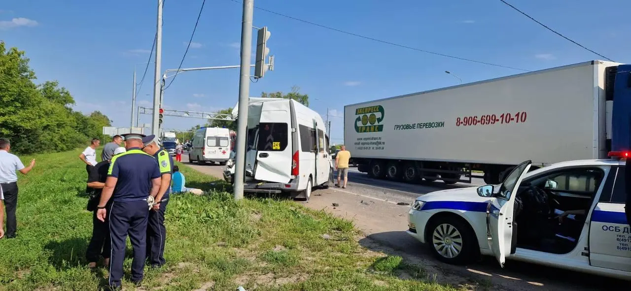 Грузовик на высокой скорости врезался в пассажирский автобус под Рязанью; суд признал водителя виновным.