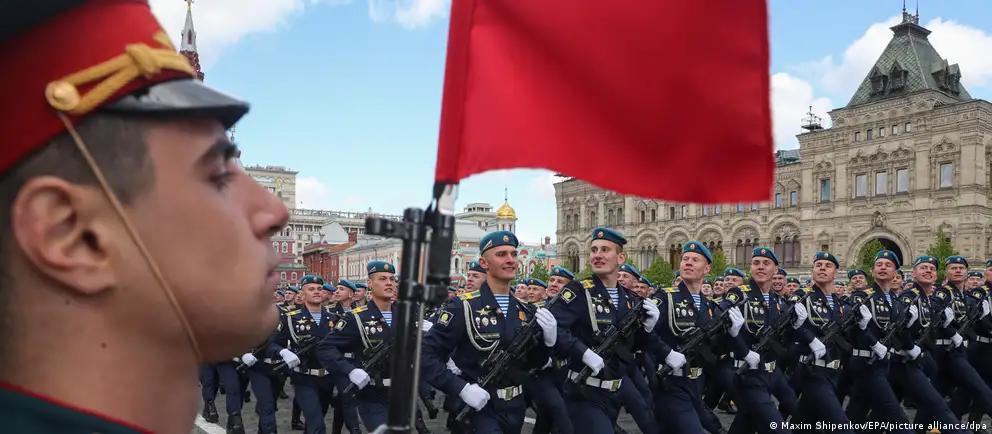 В 2026 году парады и массовые мероприятия в ряде российских городов пройдут в сокращённом формате или будут отменены: официально это объясняют соображениями безопасности, эксперты отмечают также перегрузку техники и логистики из‑за военных действий. Историки и политологи обсуждают, как изменения затронут восприятие власти.