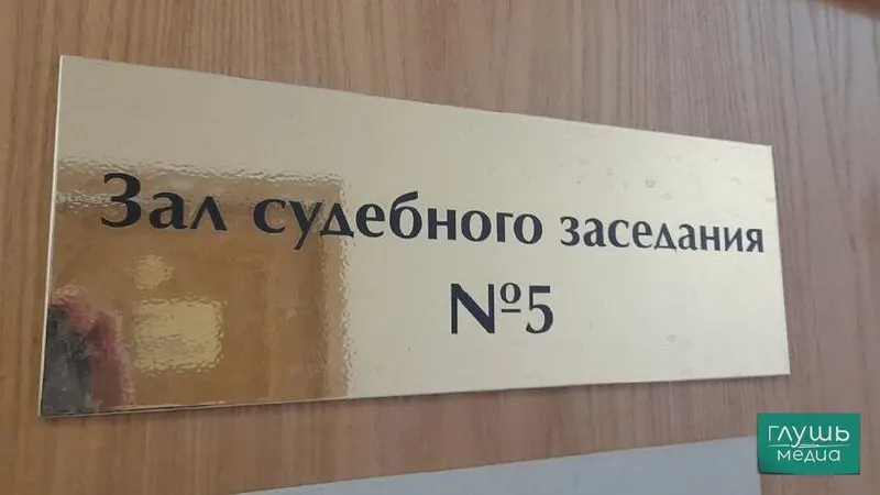 Верховный суд РФ предложил отменить требование о высшем юридическом образовании для секретарей судебных заседаний и допускать студентов юридических факультетов в качестве кандидатов из‑за дефицита кадров и низких зарплат.