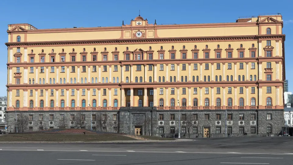Руководитель Погранслужбы ФСБ заявил, что действия Финляндии и Эстонии — от инженерных заграждений до пересмотра водных границ — нарушают договорённости с Россией, создают риск конфликтов и вынуждают Москву готовиться к разным сценариям.