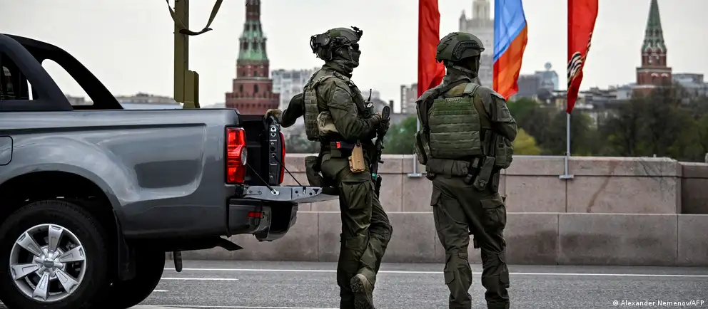 Власти отменили ранее выданные иностранным корреспондентам приглашения на парад в Москве. Формат мероприятий сокращён из‑за «текущей оперативной обстановки» и угроз — в том числе атак беспилотников.