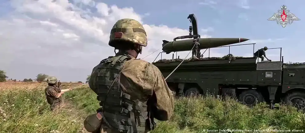 Военные опубликовали кадры учебной доставки специальных боеприпасов на позиции ракетной бригады в Белоруссии в рамках совместных ядерных учений, проходивших 19–21 мая.