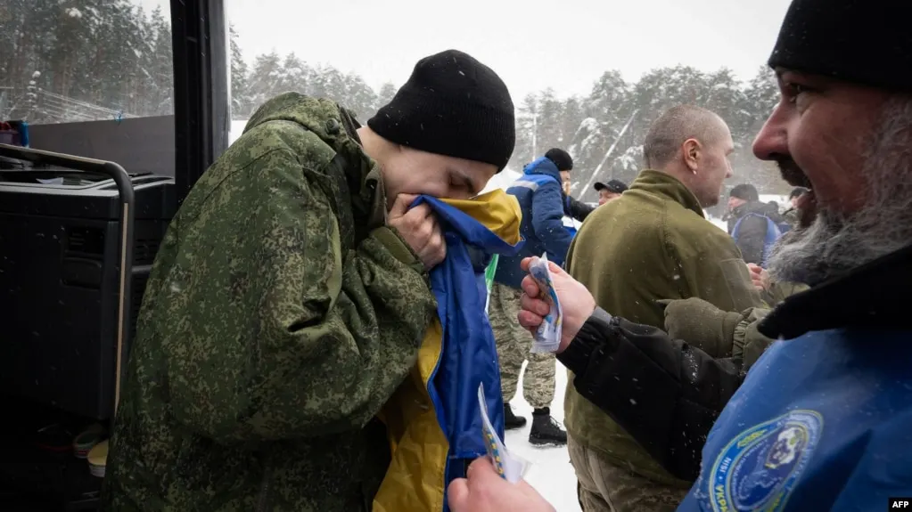 Минобороны России сообщает об обмене 205 на 205: российских военнослужащих доставили в Беларусь, комментариев с украинской стороны пока нет. Посредником выступили ОАЭ.