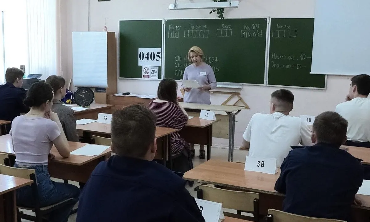 Рособрнадзор рекомендовал, чтобы охрана и организаторы не прикасались к участникам ЕГЭ и их вещам; при срабатывании металлоискателя предлагают вежливо попросить добровольно показать или сдать предмет.