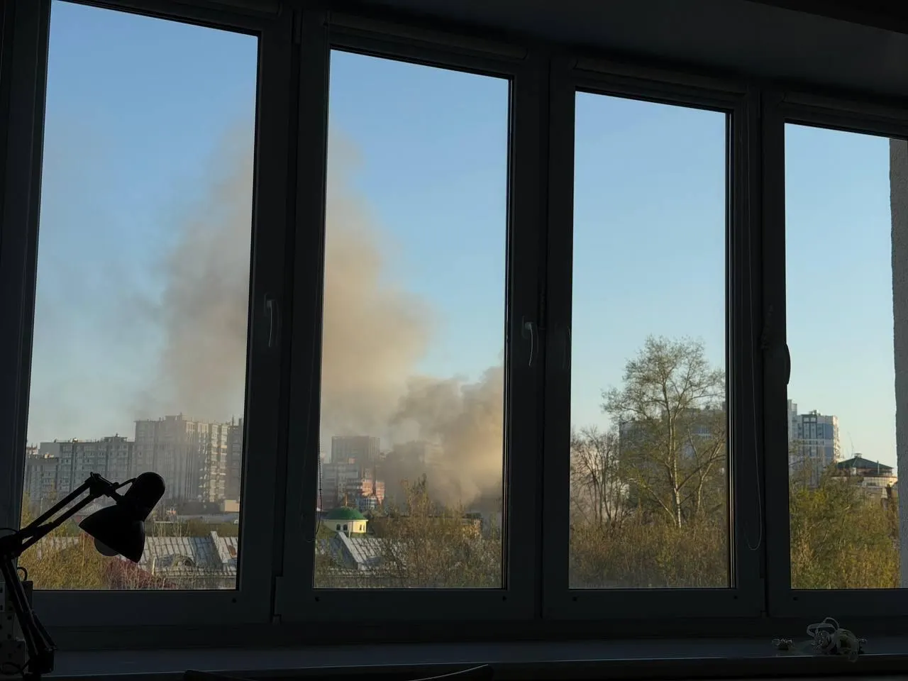 В центре Рязани на улице Маяковского вспыхнул пожар в жилом доме. На месте работают пожарные расчёты и скорая помощь, информация о пострадавших уточняется.