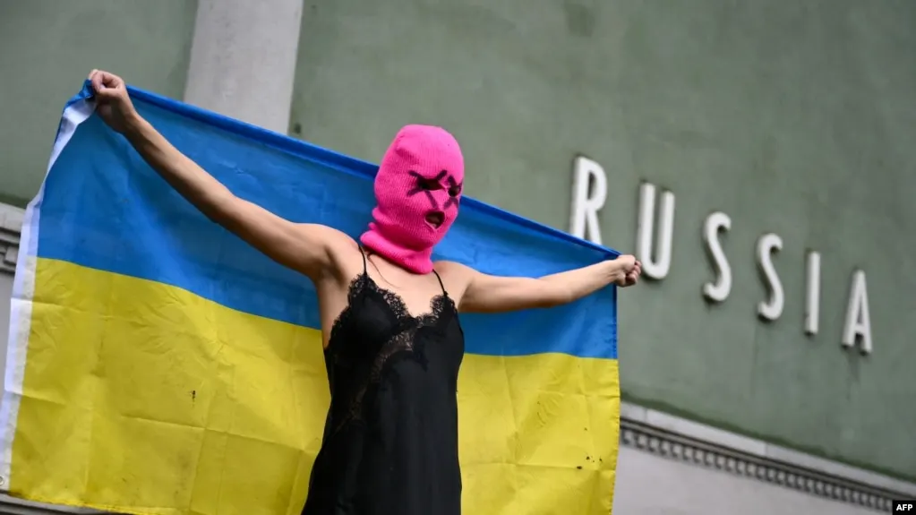 Панк‑коллектив, известный политическими акциями и антивоенной позицией, включён в обновлённый перечень Росфинмониторинга. Ранее группа уже была признана экстремистской, а часть участниц осуждена по другим делам.