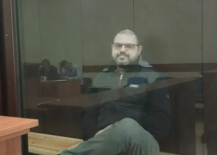Прокурор в суде указал на чеки на покупку бытовой техники и мебели как подтверждение «вымогательства». Подсудимый отрицает вину, заявляет о сборе старых чеков при повторном обыске и просит сопоставить расходы.