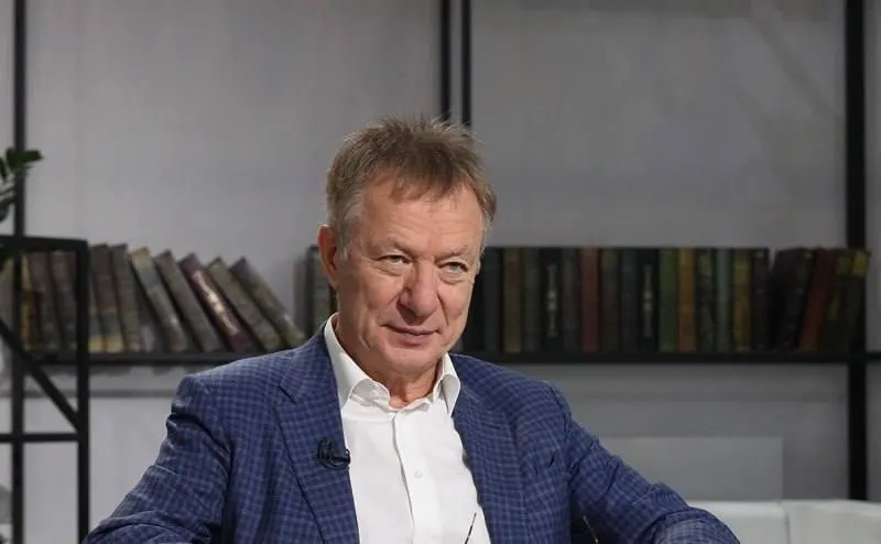 Миллиардер уехал по голландскому паспорту через Беларусь после того, как суд признал его и связанный с ним фонд «экстремистским объединением» и постановил конфисковать имущество на сумму около 8 млрд рублей.