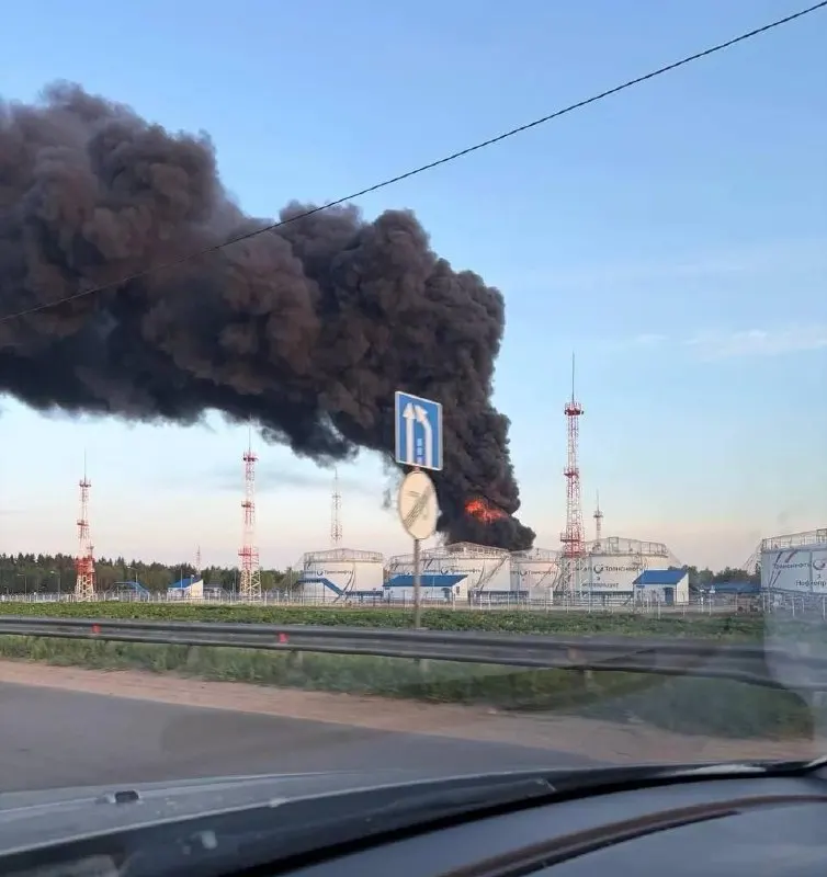 Ночью и утром беспилотники атаковали объекты нефтяной и промышленной инфраструктуры в Москве и Подмосковье. По предварительным данным, не менее трёх человек погибли, около двенадцати получили ранения; зафиксированы повреждения жилых домов и нарушение работы аэропорта.