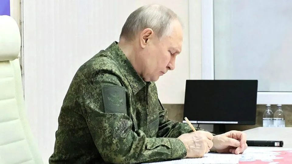 Европейские чиновники и разведки пересматривают оценки: застрявшая в Украине Россия сжимается внутренними проблемами и усиливает законодательную и риторику, которые могут быть использованы как повод для операций за границей — в том числе против стран Балтии. Основные угрозы — удары дронов, ракетные атаки и юридическое прикрытие для переброски войск.