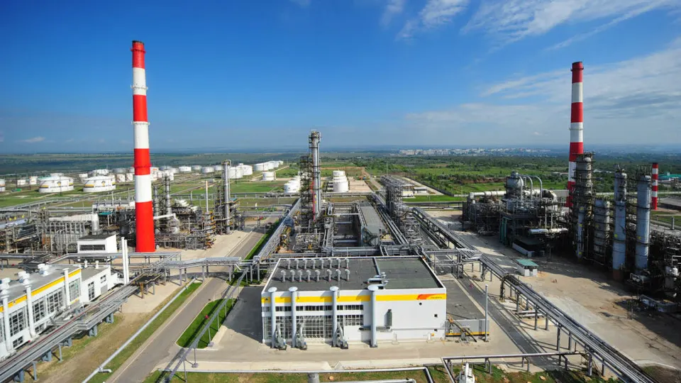 В апреле производство кокса и нефтепродуктов резко снизилось — вниз на 12,3% к марту и на 9,2% в годовом выражении. Повреждения НПЗ и терминалов затрудняют восстановление производства и давят на экономику.