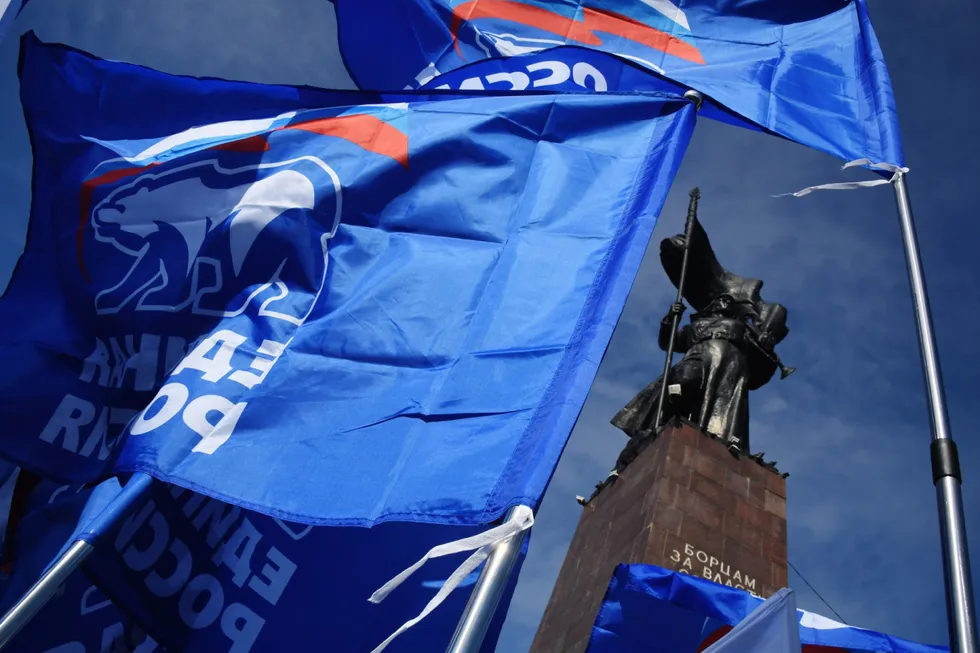 На всероссийском электоральном форуме в Москве представители Администрации Президента и аналитики озвучили планы по уменьшению числа зарегистрированных партий примерно до десяти, подтвердили сохранение многодневного голосования и обсудили риски при внедрении электронного голосования.