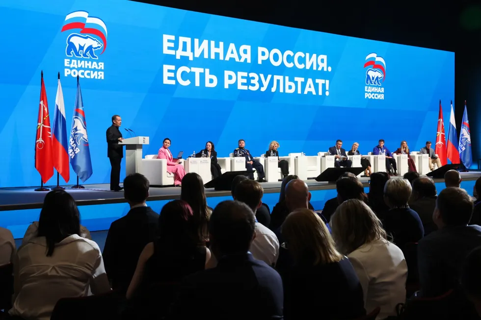Политблок администрации президента рекомендовал государственным и лояльным СМИ реже писать о «запретах», не выносить это слово в заголовки и смещать акцент на позитивные инициативы «партии власти». Журналисты говорят, что такие указания затрудняют информирование читателей.