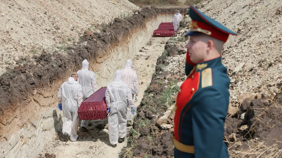 Анализ поимённых списков, реестра наследственных дел и судебной статистики даёт минимальную документально обоснованную оценку в 352 тысячи погибших с начала полномасштабного вторжения по конец 2025 года.