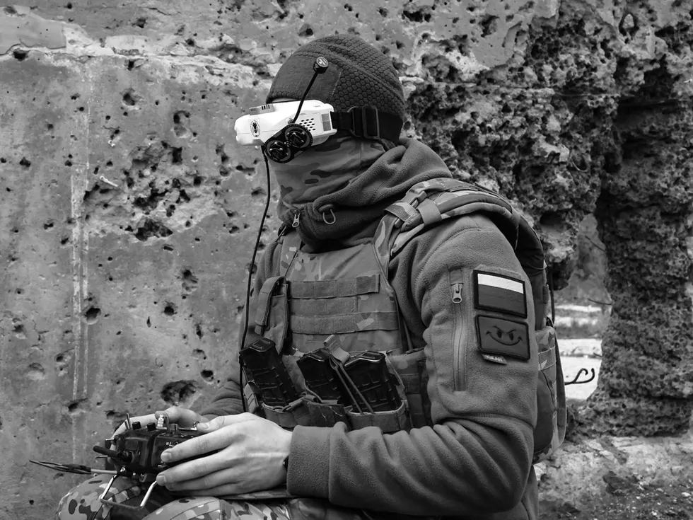 Российские военнослужащие рассказывают о дефиците связи, закупках дронов за собственный счёт, коррупции в снабжении и об очевидном технологическом преимуществе ВСУ в использовании БПЛА.