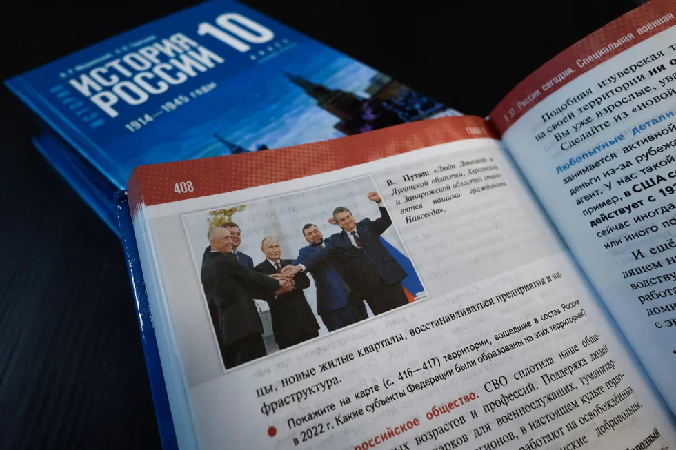 Учебники истории для средней школы 2025 года сводят сложные события к удобной для власти схеме: современные идеологические проекты вплетают в рассказы о далёком прошлом, неудобные факты замалчивают, поражения и насилие сглаживают. Это превращает историю в инструмент воспитания лояльности.