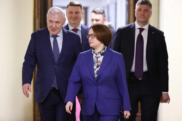 Российские чиновники и банкиры обсуждают несколько возможных кандидатов на смену Эльвиры Набиуллиной — их называют Максима Орешкина, Петра Фрадкова и Андрея Костина. Окончательное решение остаётся за президентом; у Набиуллиной срок истекает в июне 2027 года.
