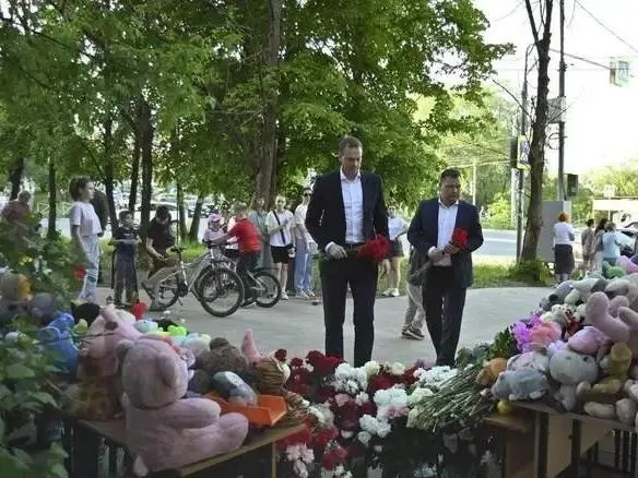 Оба пациента находятся под наблюдением — их жизни вне опасности.