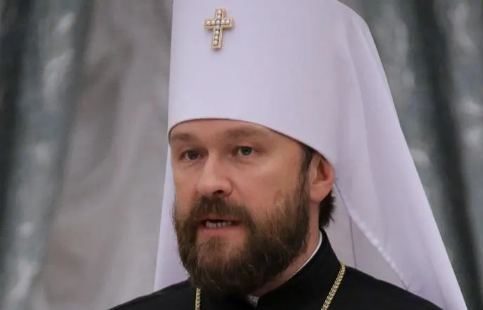Его и сопровождающего освободили без обвинений и мер пресечения; экспертиза подтвердила наличие запрещённого вещества, следствие продолжается.