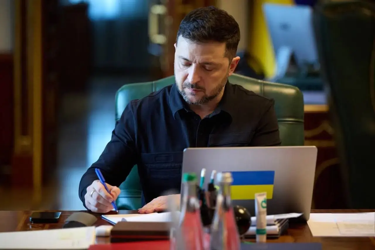 Президент Украины объявил о начале режима тишины с 00:00 в ночь на 6 мая в ответ на объявленное Россией одностороннее перемирие к Дню Победы; Киев не получал официального уведомления о перемирии на 8–9 мая.