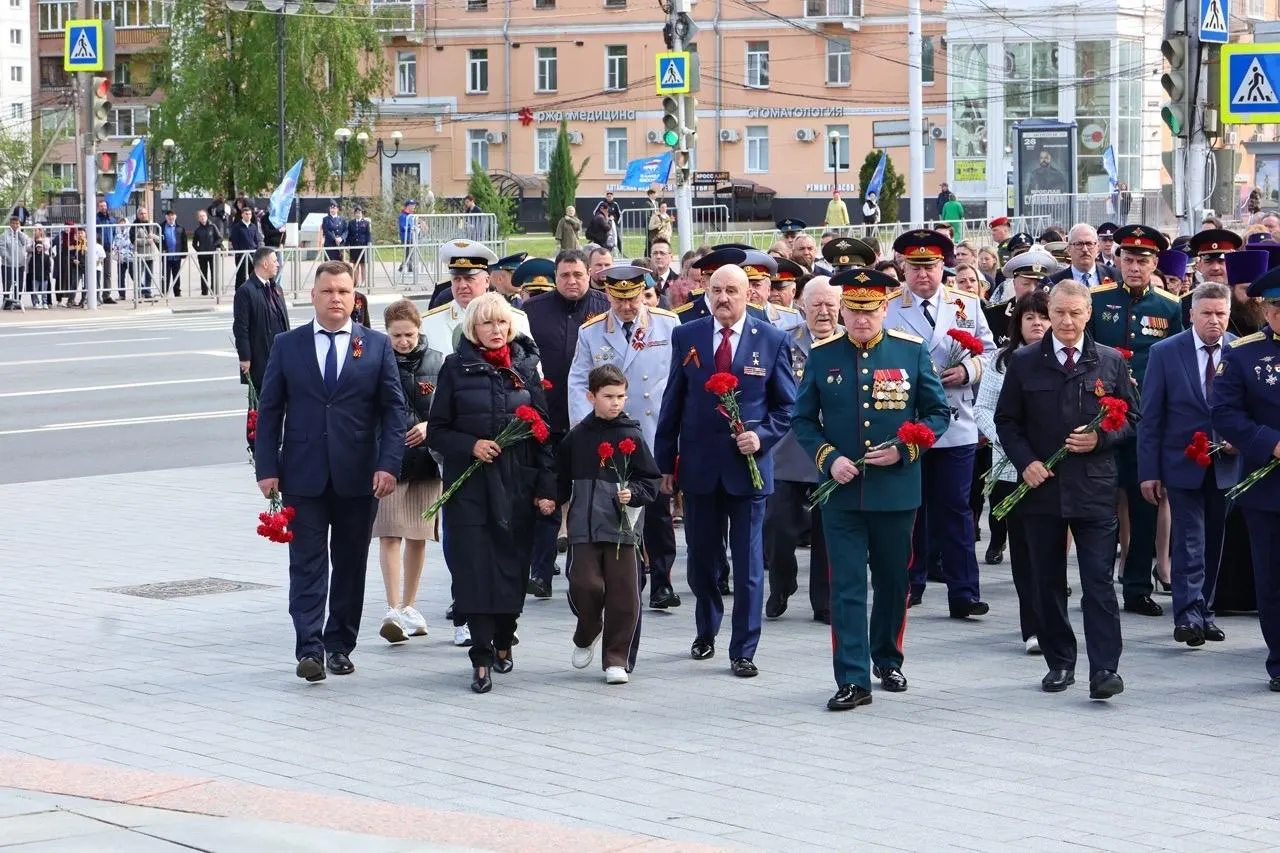 В День Победы в Рязани почтили память: у Вечного огня и у памятника Полетаеву прошла церемония возложения цветов.