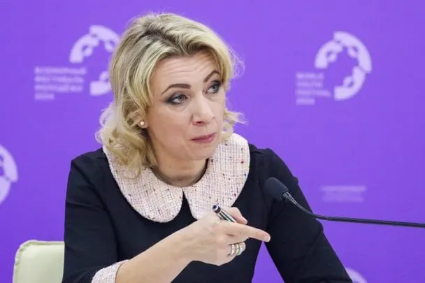 Представитель МИД РФ Мария Захарова утверждает, что сотрудники Госдепа уведомляют семьи российских дипломатов о том, что их дети, рождённые в США, автоматически получили американское гражданство, хотя семьи не подавали соответствующих заявлений.