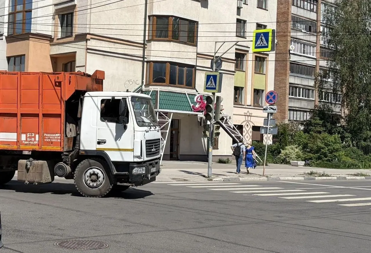 Рязанцы сообщили, что светофор в центре города перестал работать с вечера; горожане опубликовали фото и ждут реакции коммунальных служб.