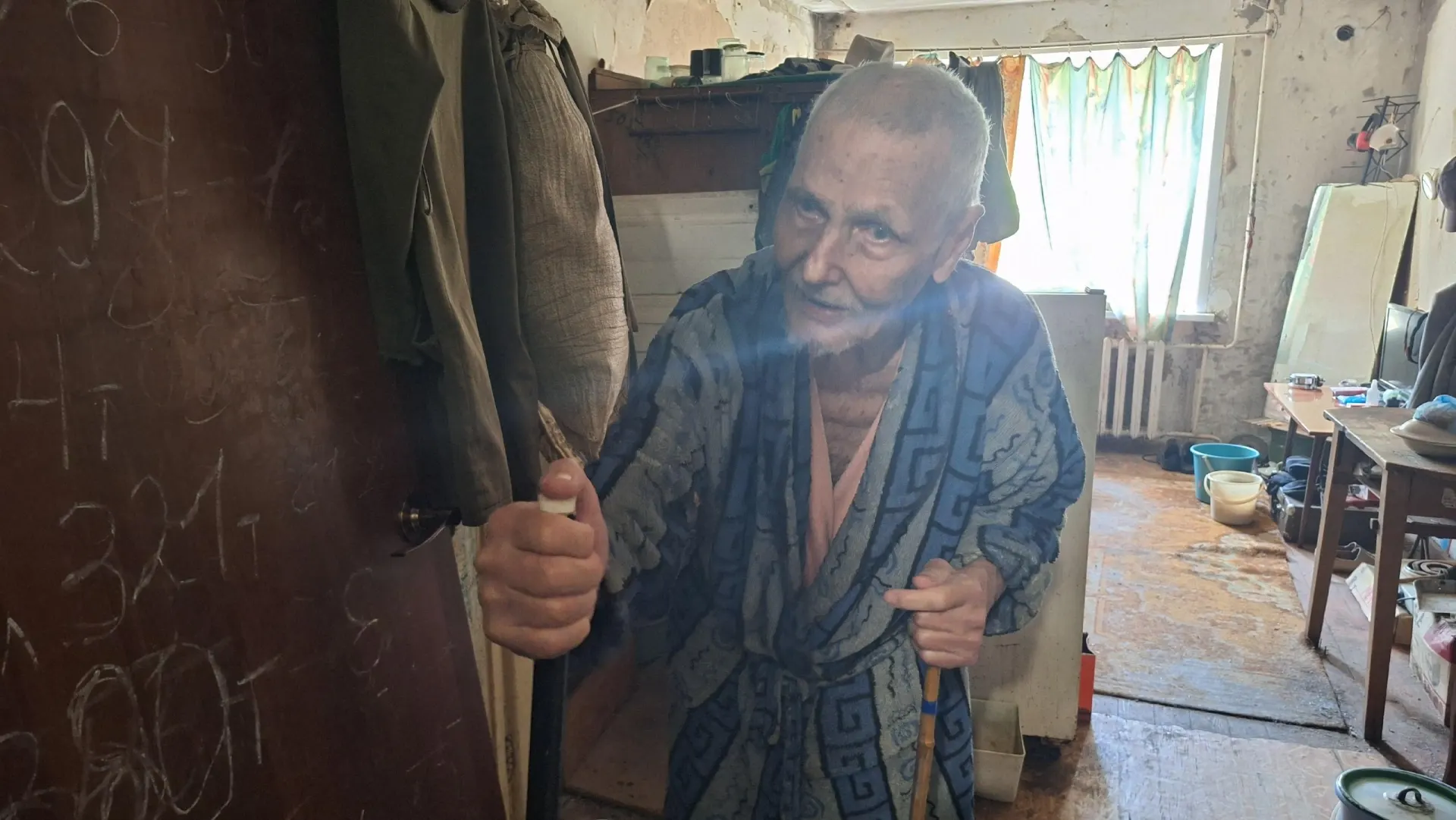 Одинокий пенсионер практически не видит и живёт в антисанитарных условиях — он не рассчитывает на помощь.