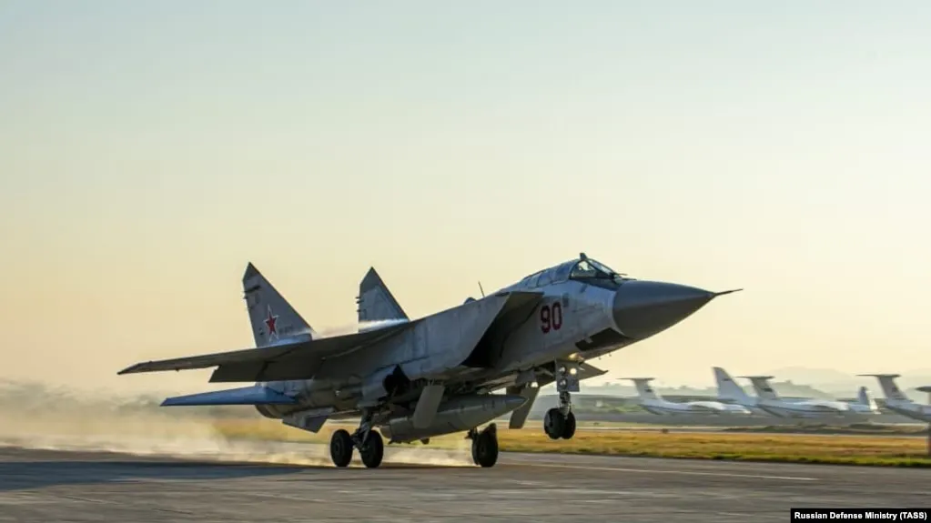 Генерал-полковник Александр Чайко приступил к обязанностям главнокомандующего Воздушно-космических сил. Ранее он командовал группировкой в Сирии и возглавлял Восточный военный округ; в марте 2026 года попал под санкции ЕС.