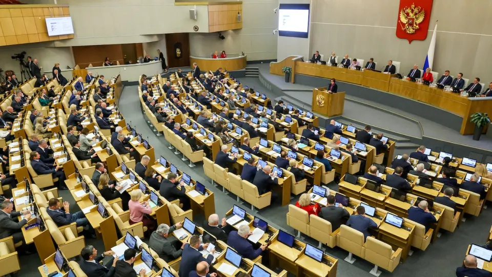 Комитет Госдумы одобрил поправку, по которой имущество россиян, осуждённых по политическим статьям и находящихся за границей, можно будет арестовывать вне зависимости от размера штрафа; дела будут рассматриваться заочно.