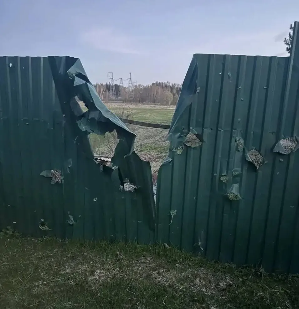 В деревне Чернево Волоколамского округа погиб 77‑летний мужчина; в Смоленской и Белгородской областях отмечены пострадавшие. Минобороны сообщает об уничтожении 334 украинских беспилотников над рядом регионов и оккупированным Крымом.